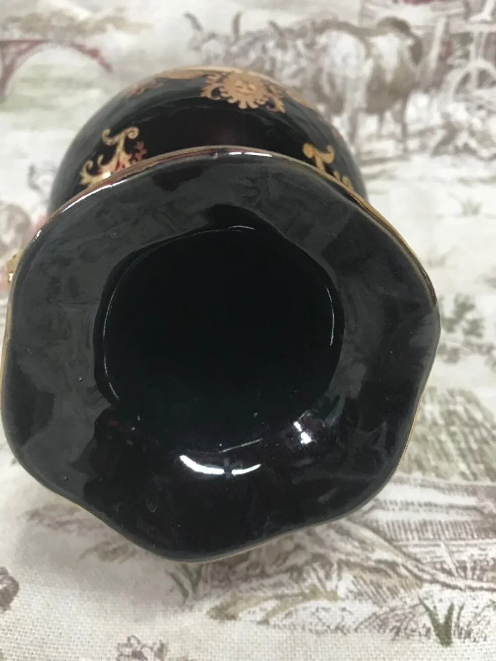 Chinese Vintage Black & Gold Art Porcelain Vase